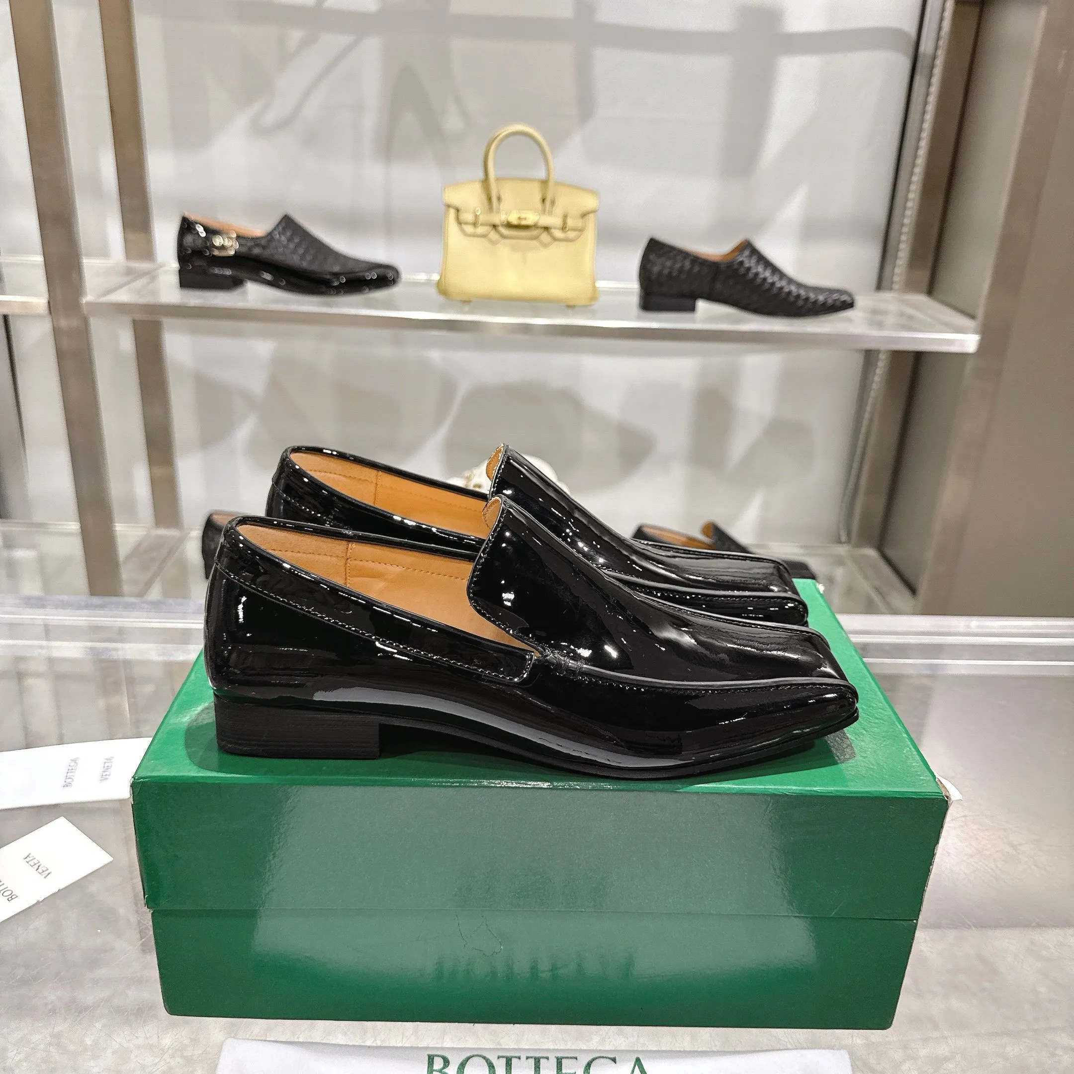 [BV] Top P: 860💰 Couple model, Size: Women 35-39, Men 39--44 (Female 40.41. Men 38. 45, non-refundable) Bottega Veneta 2025 Autumn Counter Synchronous Couple Model Bottega Veneta square-toe low-heeled shoes woven from mixed-breed sheep! Patent leather matching! Low-key luxury and solid color! Leather outsole! [Rose][Rose]! Purely hand-woven and operated, the original board is reproduced one-to-one! quality assurance!